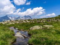 Italien - Klaussee - Abfluß des Klaussees mit Zillertaler Gipfelparade